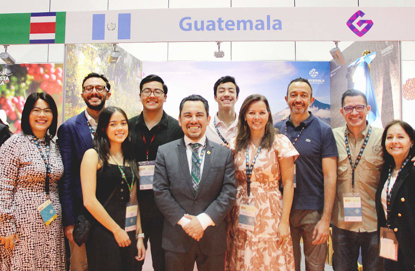 Willy Gómez, embajador de Guatemala en Emiratos Árabes, junto a productores de café y representantes de su país, durante la inaguración del stand guatemalteco en World of Coffee Dubai 2023. (EL CORREO)