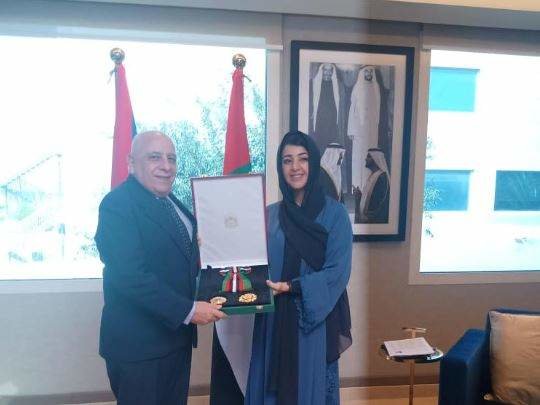 El embajador cubano Roberto Blanco recibe la distinción de la ministra emiratí. (Cedida)