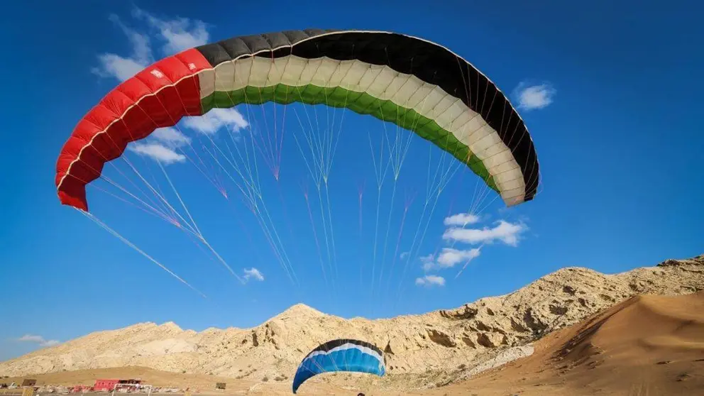 Práctica de parapente en Emiratos. (Twitter)