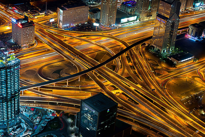 Nudo de autopistas en Dubai en perspectiva nocturna. (pxhere.com)