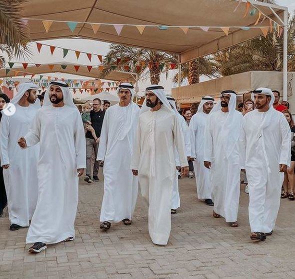 El gobernante de Dubai recorre el mercadillo. (Instagram)