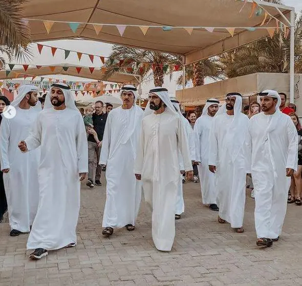 El gobernante de Dubai recorre el mercadillo. (Instagram)