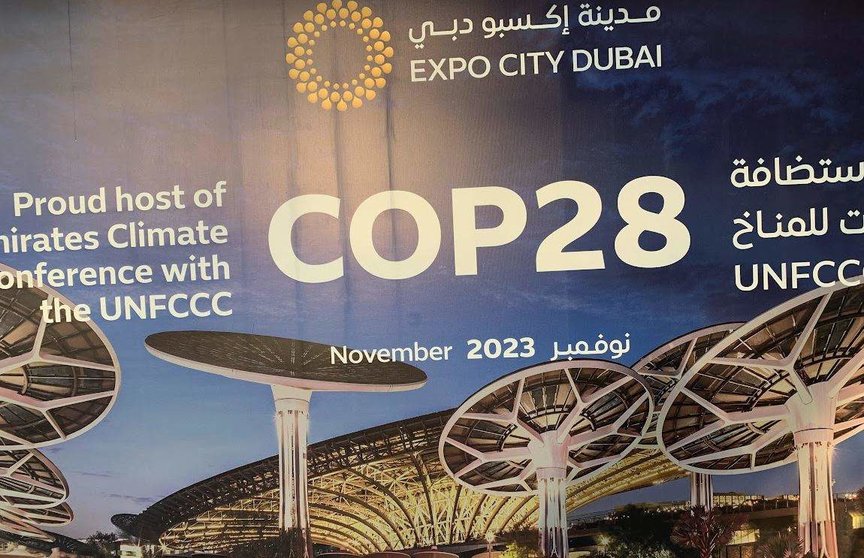 Cartel anunciador de la Cop28 en Expo City Dubai. (EL CORREO)