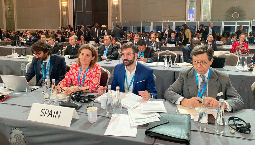 Desde la segunda posición de la izquierda, Teresa Rivera, Joan Groizard y  Íñigo de Palacio, integrantes de la delegación de España, durante la XIII Asamblea de IRENA. (@mitecogob)