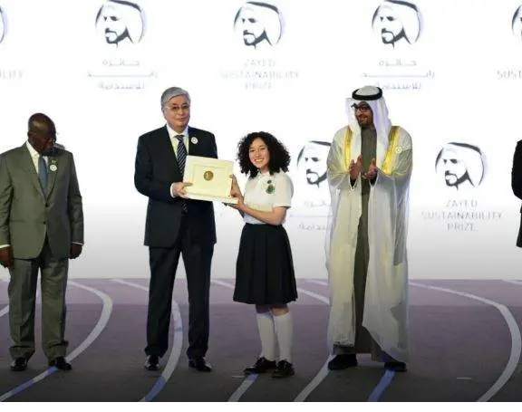 Una estudiante de Colombia recoge el premio Zayed en presencia del presidente de EAU. (Twitter)