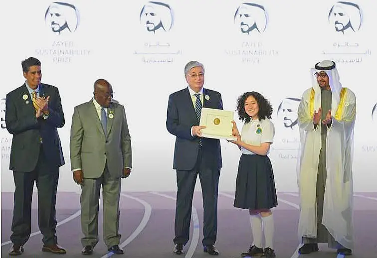 La representante del colegio de Colombia recoge el premio en presencia del presidente de EAU. (Twitter)