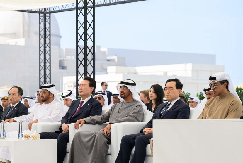 Los presidentes de EAU y Corea durante su visita a la planta de energía nuclear de Abu Dhabi. (WAM)