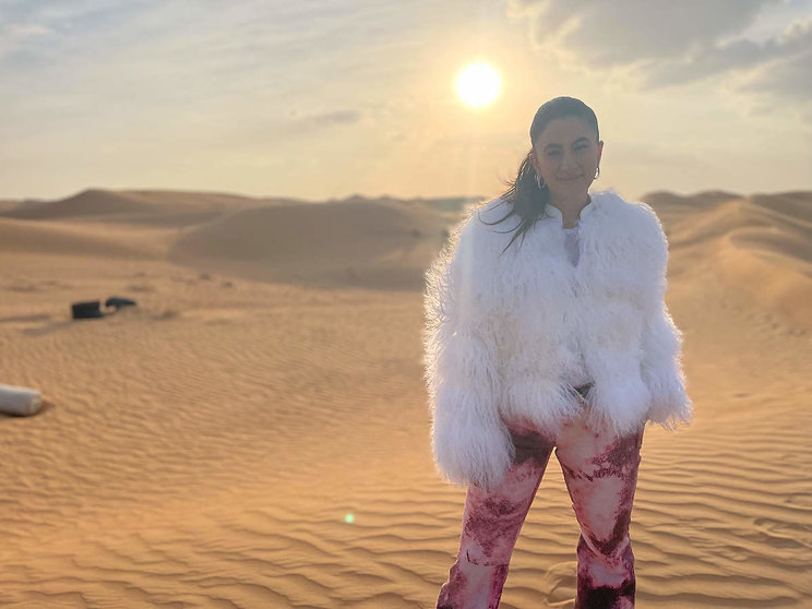 Daniela Cassab, en el mágico desierto de Dubai poco antes del anochecer. (EL CORREO)