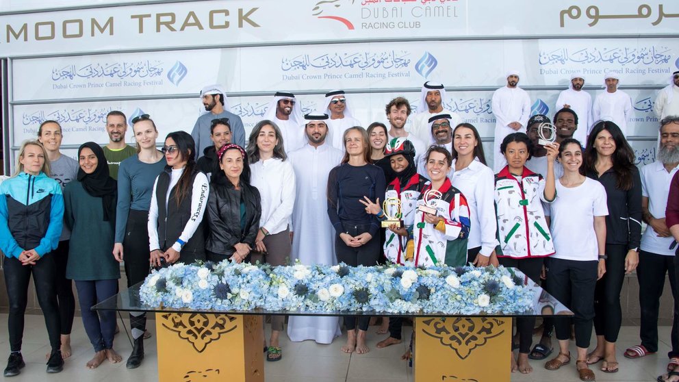 Participantes en la cuarta edición de la carrera de camellos Dubai. (Twitter)