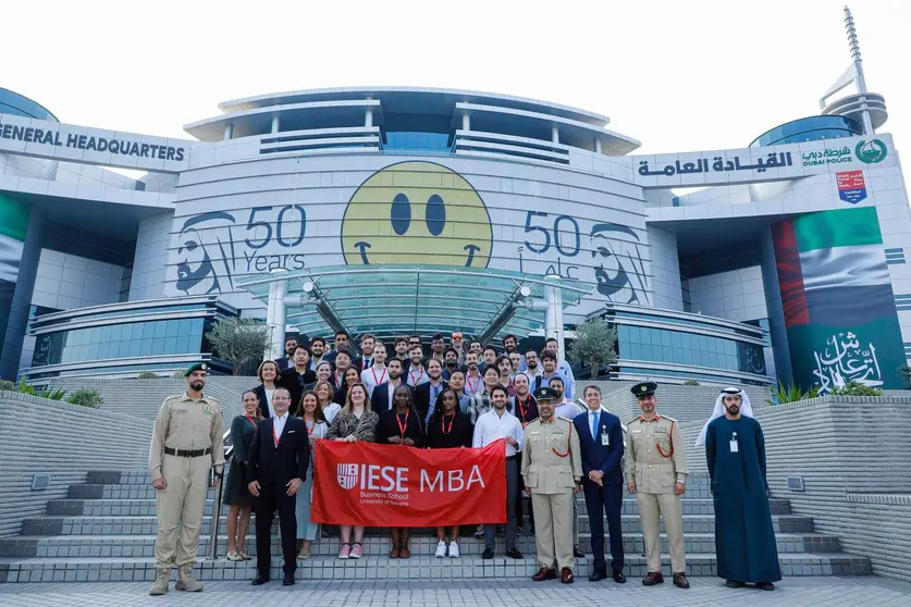 La delegación de la Universidad de Navarra ante la sede de la policía. (Dubai Police)