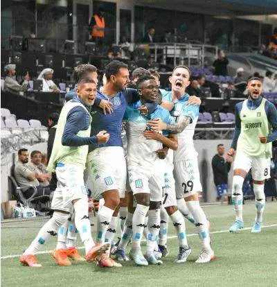 Los jugadores del Racing celebran la victoria. (WAM)