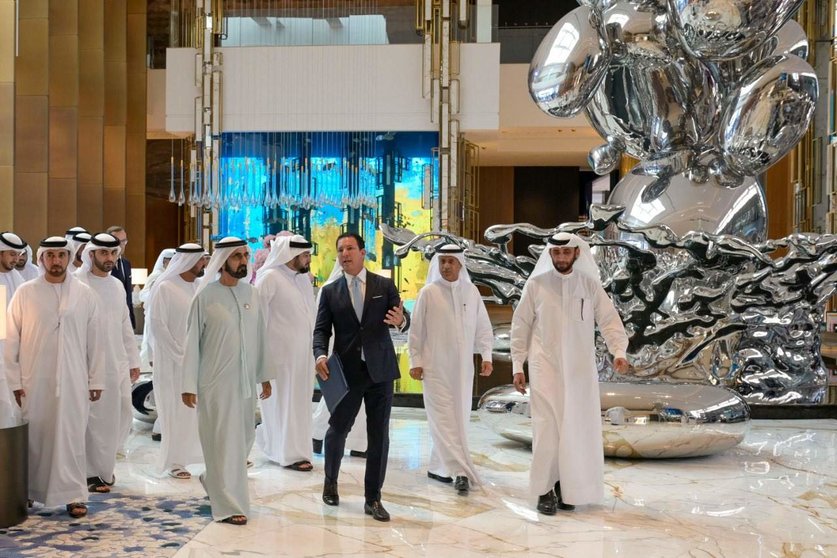 El gobernante de Dubai durante el recorrido por Atlantis The Royal. (Twitter)