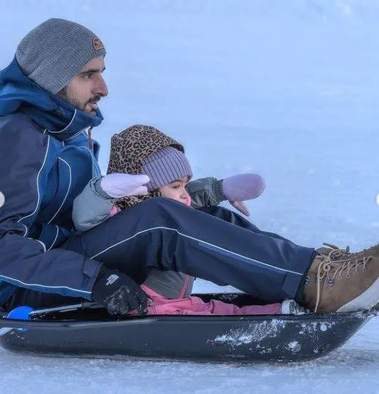 El jeque Hamdan se desliza con su hija en un trineo. (Instagram)