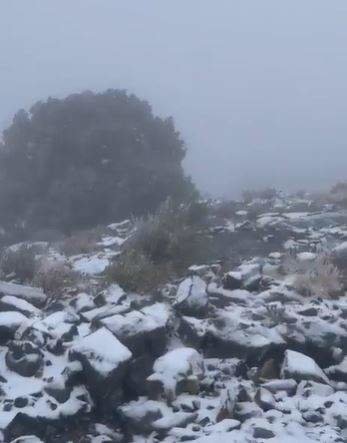 Una captura de pantalla de la nieve en la montaña de Omán de un vídeo difundido en Twitter.