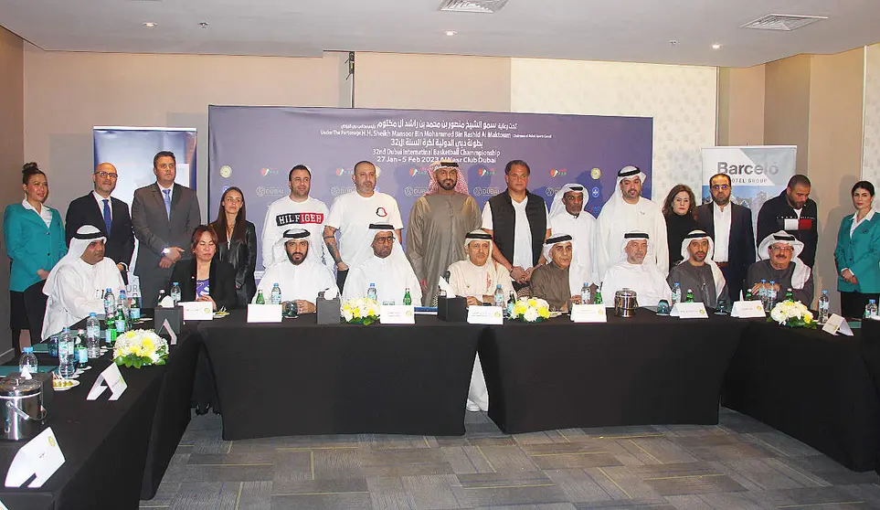 Foto de familia tras culminar la presentación de Dubai International Basketball Occidental Al Jaddaf Barceló (4)