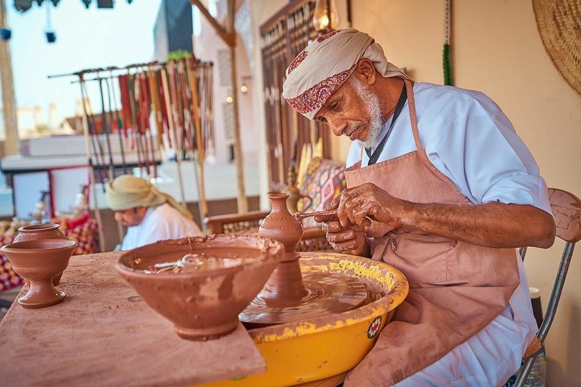Un alfarero en el Heritage Village de Abu Dhabi. (WAM)