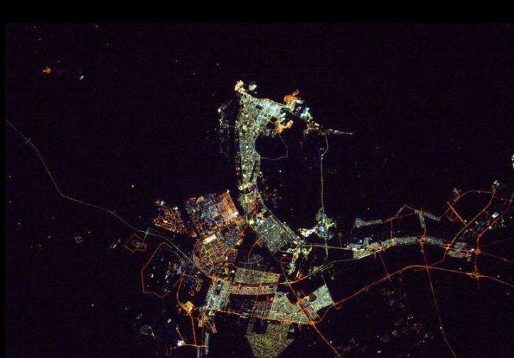 La imagen de Abu Dhabi de noche desde el espacio. (Twitter)