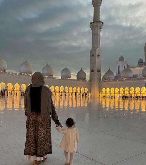 Naomi Campbell en la Gran Mezquita de Abu Dhabi con su hija de 20 meses. (Instagram)