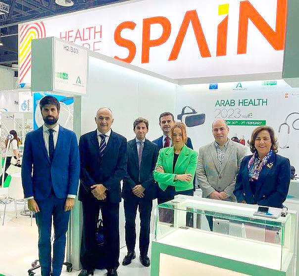 La delegación andaluza, ante el stand de la Juna en Arab Health de Dubai. (Junta de Andalucía)