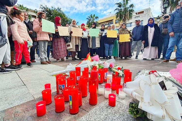Mujeres musulmanas muestran su solidaridad con las víctimas del atentado de Algeciras (Foto: fuente externa)