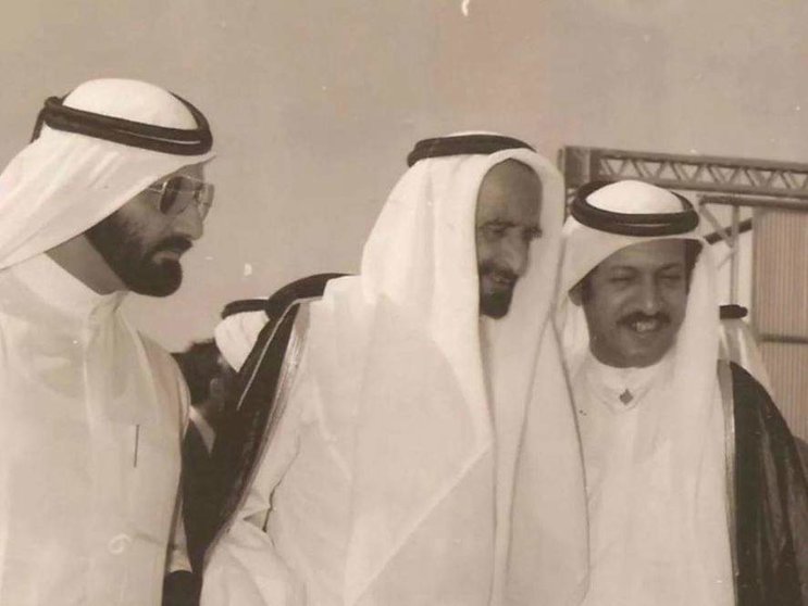 Una imagen de Twitter de Muhammad Saeed Al-Mulla (primero por la derecha).