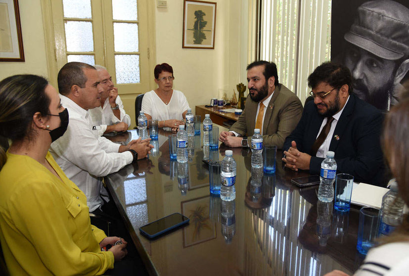 La delegación de WAM con representantes cubanos de Prensa Latina. (Twitter)