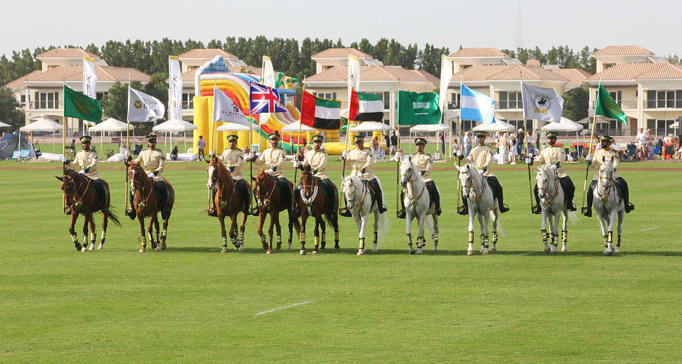 La Policía de Dubai a caballo protagonizó un desfile sobre el terreno en la antesala de la gran final. (EL CORREO)