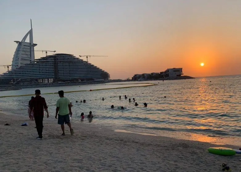 Atardecer en una playa de Dubai. (EL CORREO)