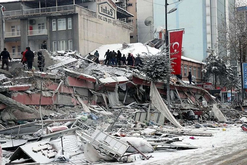 Una imagen de Twitter de un edificio afectados por los temblores en Turquía.