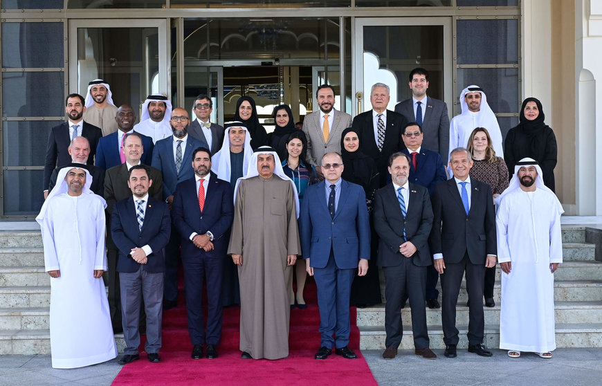 Los embajadores latinoamericanos con ele presidente del FNC de Emiratos. (WAM)