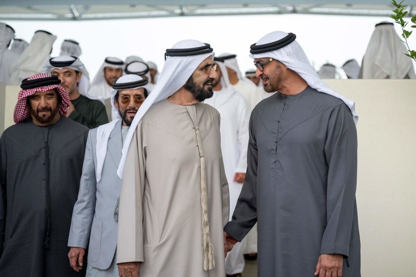 El presidente (derecha) y el vicepresidente de EAU durante el encuentro en Abu Dhabi. (WAM)