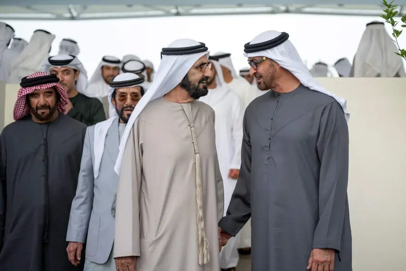 El presidente (derecha) y el vicepresidente de EAU durante el encuentro en Abu Dhabi. (WAM)