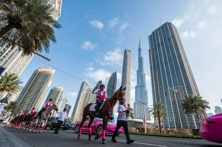 La Caravana Rosa a su paso por Dubai. (WAM)