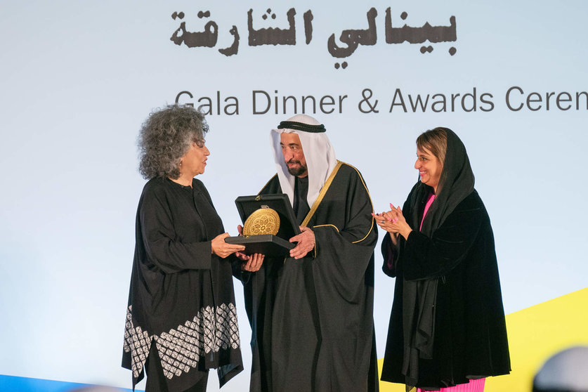 La artista colombiana recibe el premio del gobernate de Sharjah y en presencia de la jequesa Hoor bint Sultan Al Qasimi, presidenta de la Fundación de Arte del emirato. (WAM)