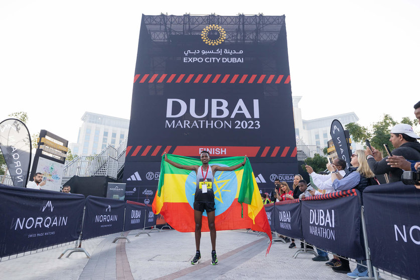 El ganador del maratón de Dubai. (Dubai Media Office)