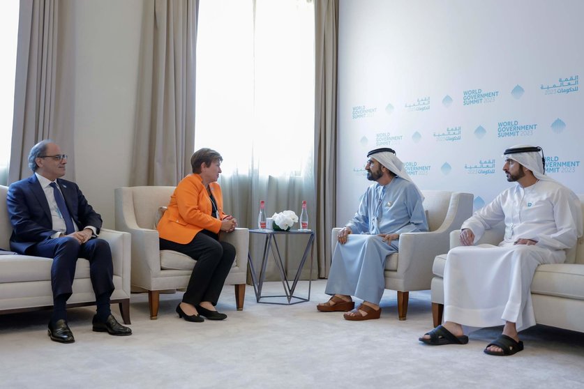 Un momento del encuentro entre el gobernante de Dubai y la directora del Fondo Monetario Internacional. (WAM)