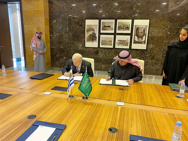 Nelson Yemil Chabén, embajador de Uruguay en Riad -izquierda-, y Abdulaziz Al Duailej, director general de la Autoridad General de Aviación Civil de Arabia Saudita, firma el acuerdo. (www.uruarabia.com.uy)
