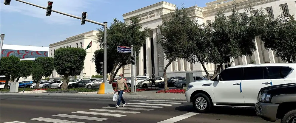 Un semaforo en rojo en Abu Dhabi. (EL CORREO)