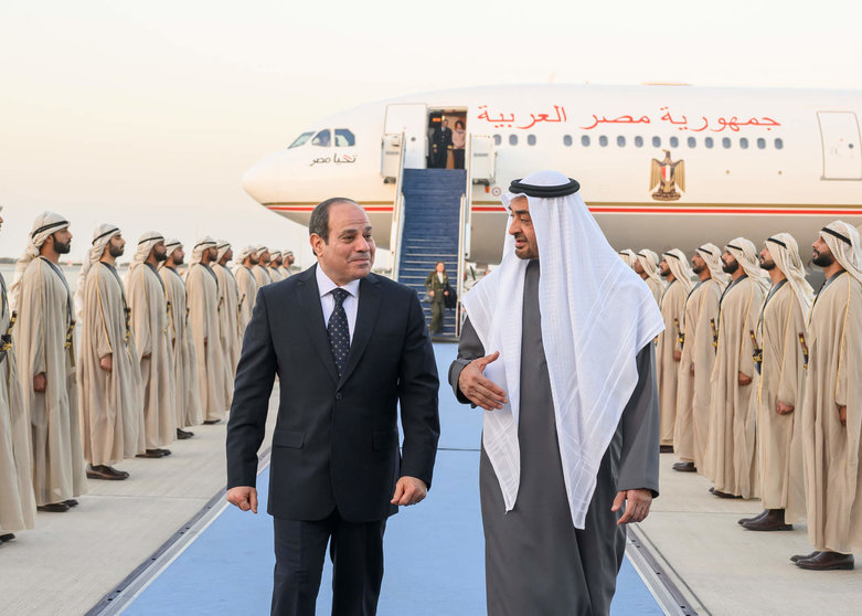 El presidente de Egipto es recibido por el jeque Mohamed en Abu Dhabi. (WAM)