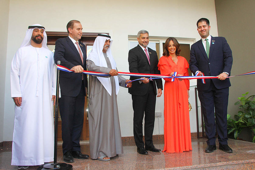 Los protagonistas, en el momento del corte de la cinta inaugural de la Embajada de Paraguay en Emiratos Árabes. (EL CORREO)