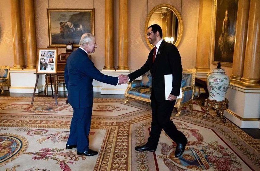Una imagen de Twitter del encuentro entre el rey Carlos y el ministro emiratí.