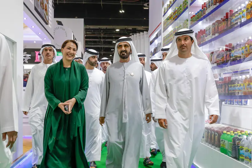 El jeque Mohammed recorre Gulfood acompañado de la ministra Mariam bint Mohammed Saeed Hareb Almheiri, entre otros. (WAM)