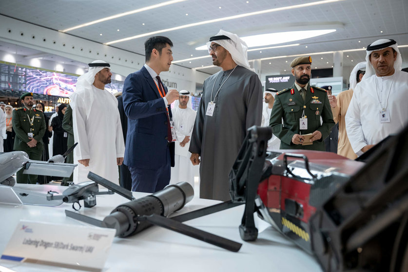 El presidente de EAU durante la visita a uno de los pabellones de IDEX 2023. (WAM)