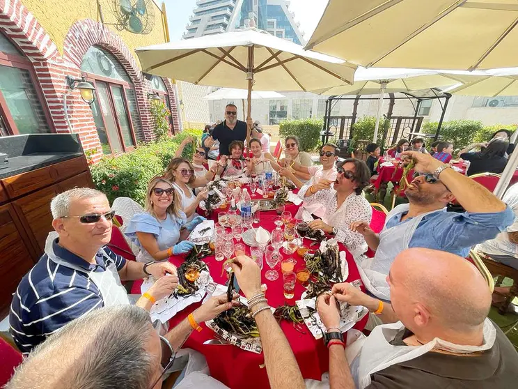 La VII Gran Calçotada en el Seville's de Dubai ofreció un excepcional ambiente. (EL CORREO)
