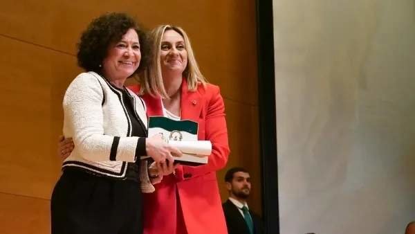 Pilar Aranda recibe la Bandera de Andalucía.