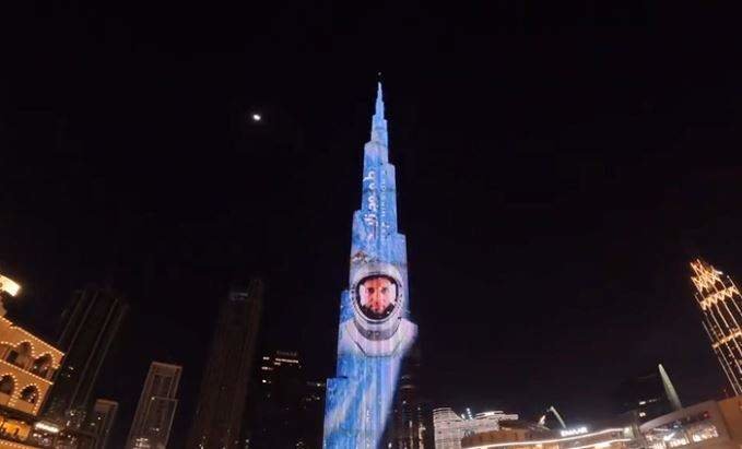 El Burj Khalifa iluminado con la imagen del astronauta emiratí. (Emaar)