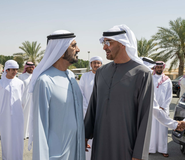 El presidente (derecha) y el vicepresidente de EAU. (WAM)