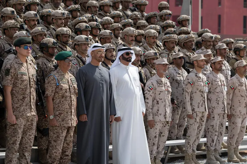 El presidente de EAU y el rey de Malasia durante el ejercicio militar. (WAM)