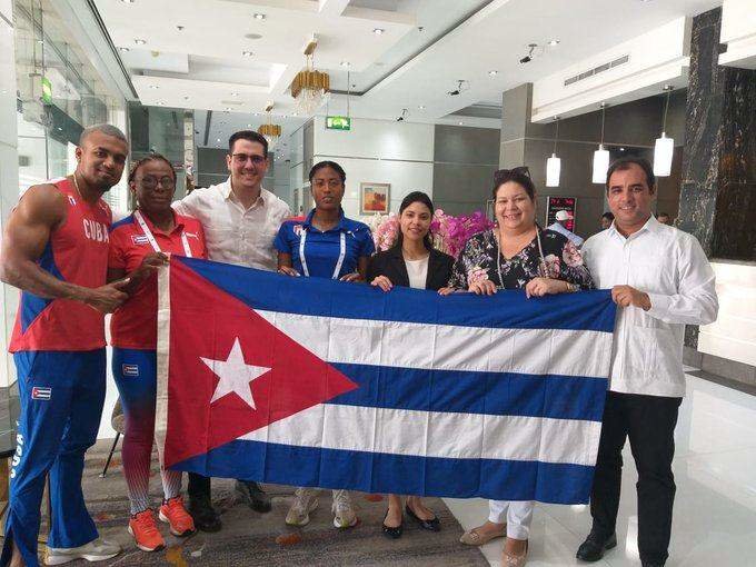 La atleta cubana con el personal de la Embajada de Cuba en EAU. (Cedida)