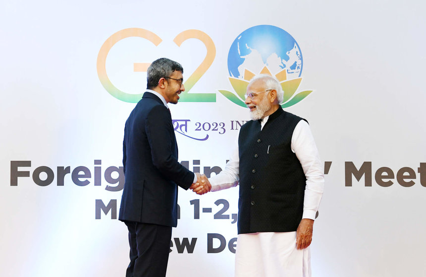 El ministro de Exteriores de EAU y el primer ministro indio en el G20. (WAM)